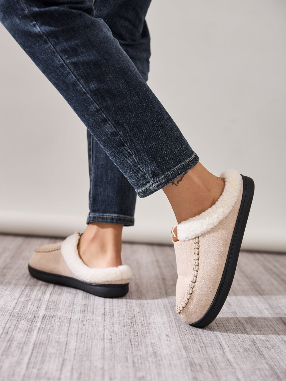 Hazel Blues® |  Contrast Round Toe Flat Slippers