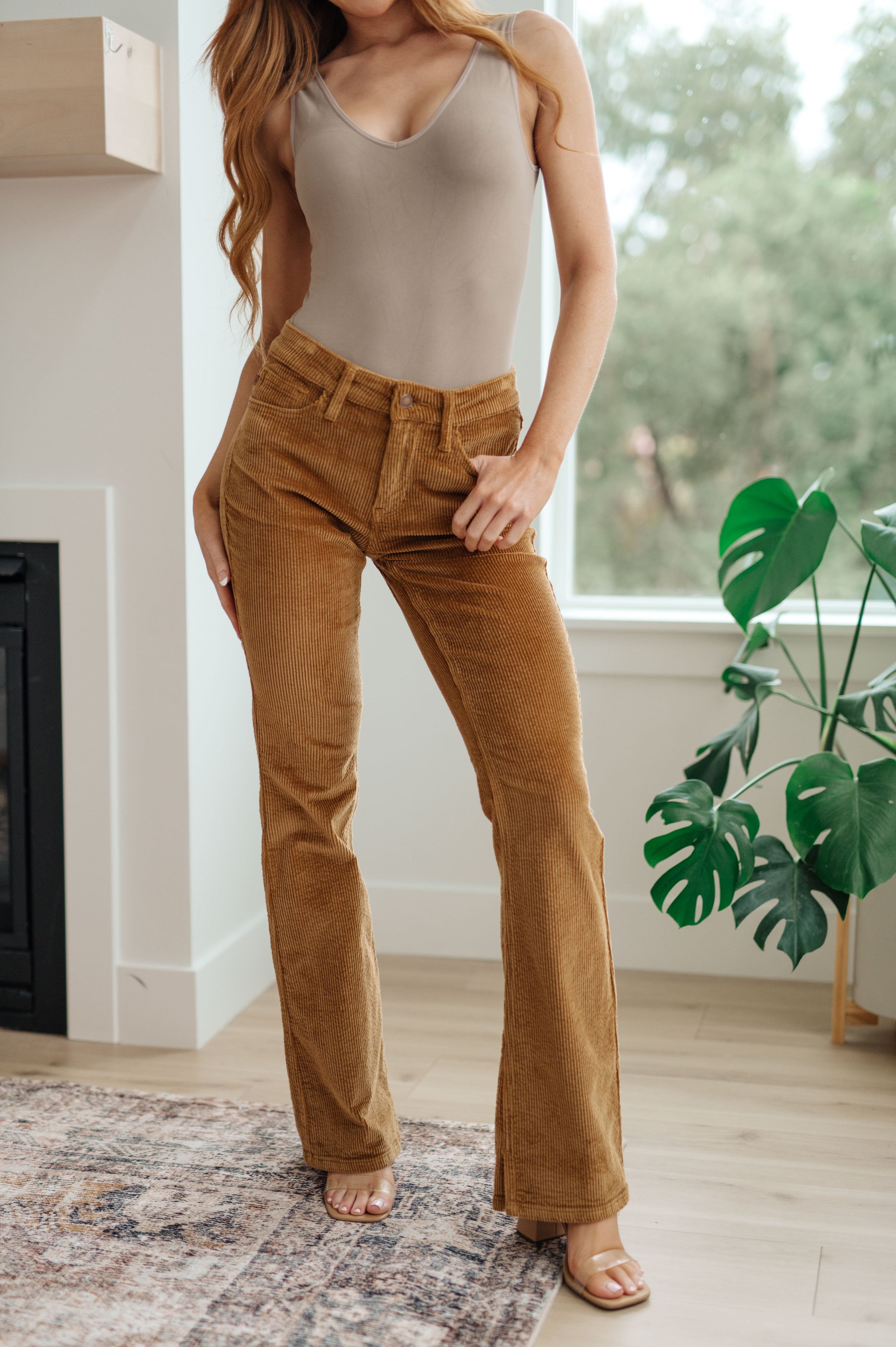 Corduroy bootcut jeans - Woman